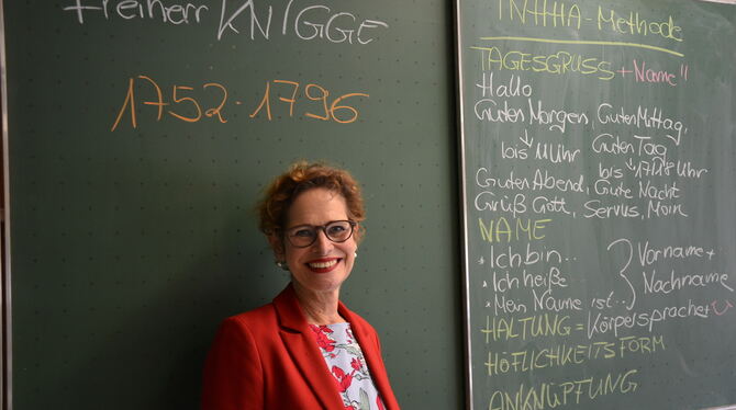 Kristin Koschani-Bongers zeigte vor Kurzem Pfullinger Grundschülern die Grundlagen für gutes Benehmen auf. Rechts: Adolf Freihe