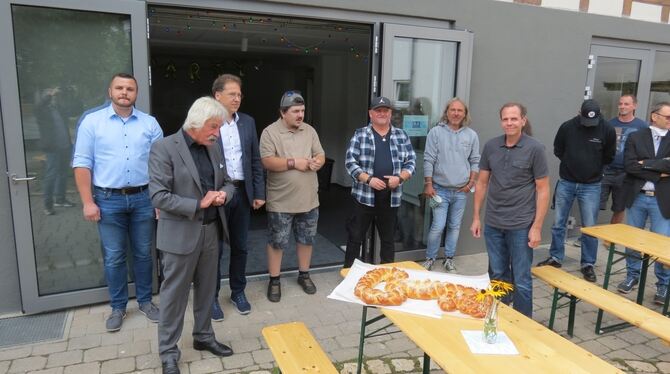 Die Mariaberger Vorstände Rüdiger Böhm und Michael Sachs (2. und 3.von links) übergaben einen symbolischen Schlüssel zur Eröffnu