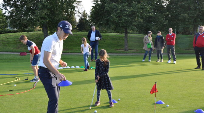Golfen für Anfänger: Sechs Kinder kommen derzeit in den Genuss des sozialen Jugendprojekts auf dem Undinger Golfplatz.  FOTO: BI