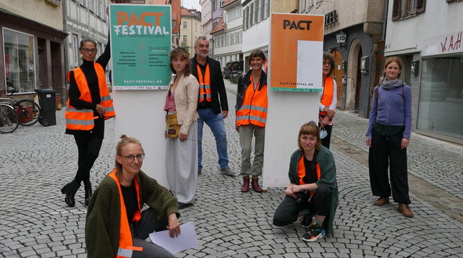 Mitwirkende und Initiatoren des Pact-Festivals in der Tübinger Innenstadt: (von links) Katja Büchtemann, Kati Trinkner, Noemi Fu