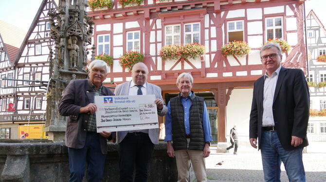 Geld vom Krankenpflegeförderverein für die Diakoniestation. Im Bild  Eberhard Abel (links), Michael  Karwounopoulos, Peter Stief