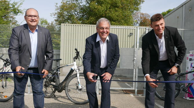 Reutlingens Oberbürgermeister hat jetzt den Preis vom Stadtradeln 2020 an die Firma Wafios AG übergeben und dabei die neue Zugan Reutlingens Oberbürgermeister hat jetzt den Preis vom Stadtradeln 2020 an die Firma Wafios AG übergeben und dabei die neue Zugan