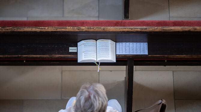 Die Bänke in den Kirchen werden immer leerer.  FOTO: STEIN/DPA