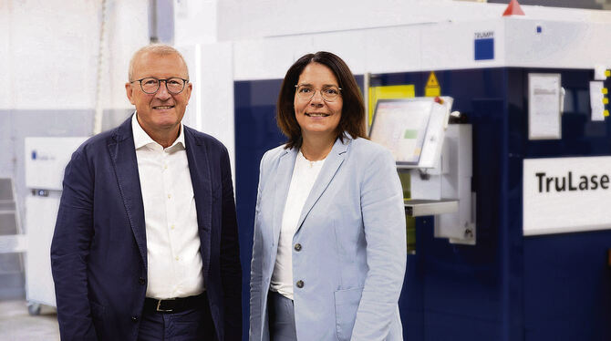 Georgia Brielmann ist nun alleinige Geschäftsführerin der Mez GmbH und damit Nachfolger von Bernd Mez. Das Foto zeigt im Hinterg