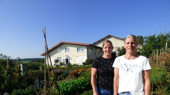 Hanna (rechts) und Elisabeth Neuscheler kümmern sich das ganze Jahr über um den Bauerngarten des Schönbuchhofs.