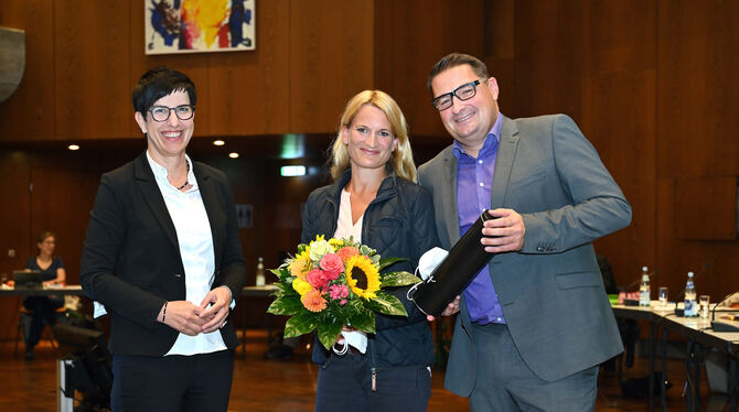 Der frisch gewählte Zweite Beigeordnete Patrick Hubertz mit seiner Frau Julia (Mitte), die ebenfalls bei der Stadt Metzingen arb