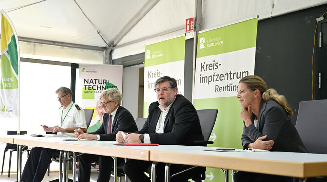 Pressekonferenz zur Schließung des Kreisimpfzentrums, von rechts: die ärzliche Leiterin des KIZ, Angelika Walliser, Landrat Dr.