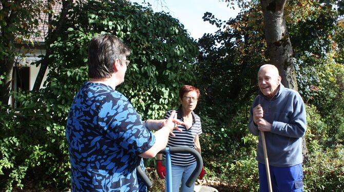 Ellen Noetzel (links) vom Arbeitskreis Leben im Alter im Gespräch mit Helga und Hans-Martin Geigis. FOTO: STURM