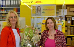 Schreibeck-Gründerin Sabine Leitenberger (links) übergibt ihr Lädle nebst Postagentur an Sabine Schicklhofer. FOTO: NIETHAMMER