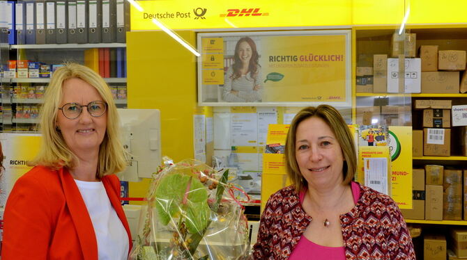 Schreibeck-Gründerin Sabine Leitenberger (links) übergibt ihr Lädle nebst Postagentur an Sabine Schicklhofer. FOTO: NIETHAMMER