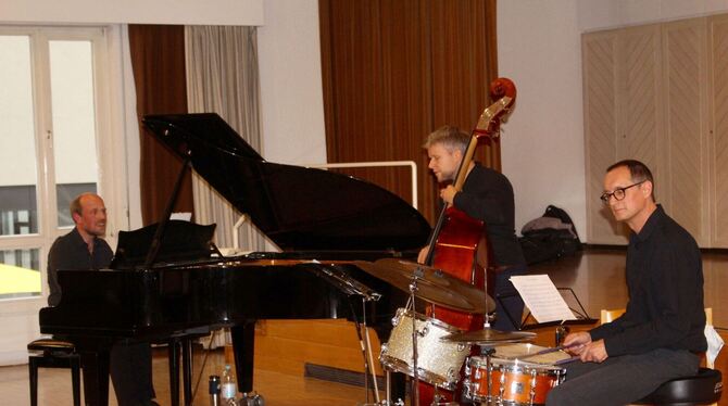Dass Kirchenmusik auch jazzig gespielt werden kann, führte das Trio Bending Times dem Publikum am Sonntag  im Pfullinger Paul-