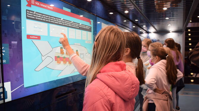 Spielerisch erfahren die Gymnasiasten in Kusterdingen, wie sich die Digitalisierung auf die Lebenswelt auswirkt. FOTO: STÖHR