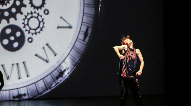 Momentaufnahme aus der multimedialen zeitgenössischen Tanzperformance »Eye Inside« der Berliner Künstlerinnenkompanie wonder & m