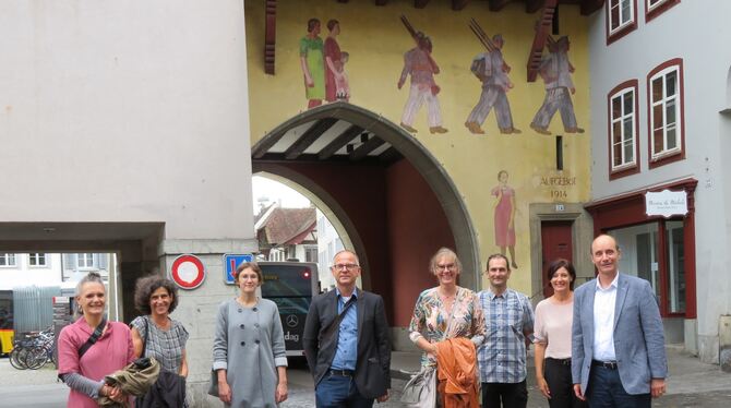 Mitglieder der Kommission Städteverbindung Reutlingen – Aarau beim Stadtrundgang in Aarau. FOTO: STADT