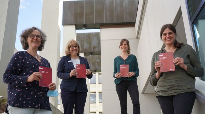 Dr. Claudia Guggemos, Evelyn Koch, Sandra von der Dellen und Ute Bruckinger (von links) stellen das Programm der Ehrenamtsakade