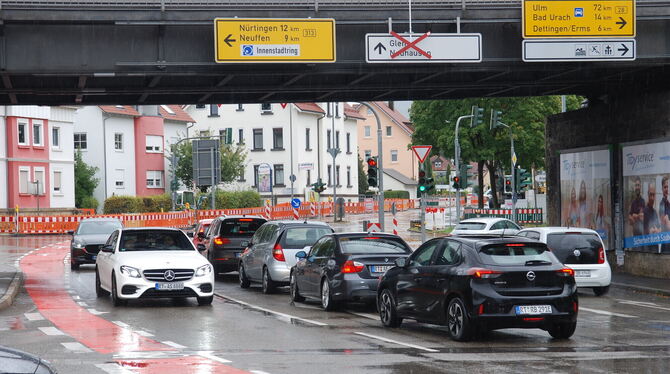 Autofahrer respektieren den leuchtenden neuen Radschutzstreifen selbst, wenn dort keine Radler unterwegs sind.  FOTO: PFISTERER