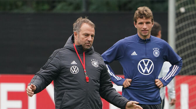 Thomas Müller (rechts) kennt Bundestrainer Hansi Flick seit 2009 in unterschiedlichen Rollen.
