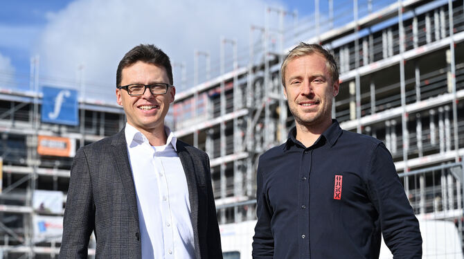 Johannes Fiedler (links) und Jannis Rotar, Geschäftsführer der Fiedler Gewerbeimmmobilien GmbH, vor dem derzeit entstehenden Bür