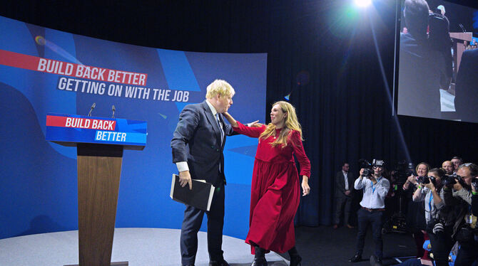 Der britische Premierminister Boris Johnson mit seiner Frau Carrie Johnson nach seiner Grundsatzrede während des Parteitags der