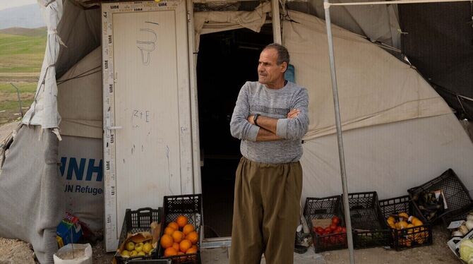 Dürftige Existenz zwischen Zeltplanen: Gemüseverkäufer im Camp Barderash.  FOTOS: MALLA