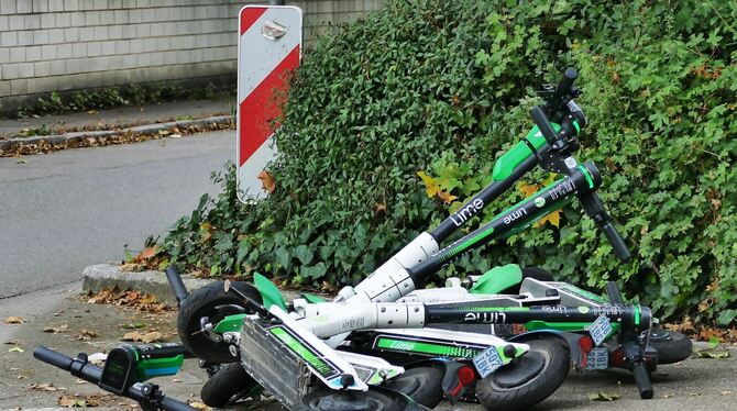 Straßenraumneuaufteilung: Vielleicht gibt es ja auch mal ein besseres Plätzchen für die Scooter?  FOTO: CZAPALLA