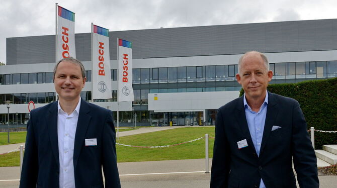 Cornelius Surkamp (links) und Dirk Kress, Leiter der Bosch-Werke in Kusterdingen (Industriegebiet Reutlingen-West; Steuergeräte)