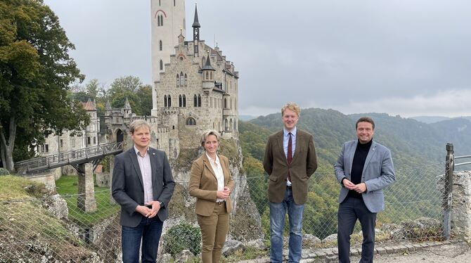 Vor der Führung durch das Märchenschloss der Region (von links): Lichtensteins Bürgermeister Peter Nussbaum, Wirtschaftsminister