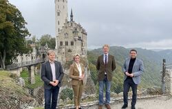 Vor der Führung durch das Märchenschloss der Region (von links): Lichtensteins Bürgermeister Peter Nussbaum, Wirtschaftsminister