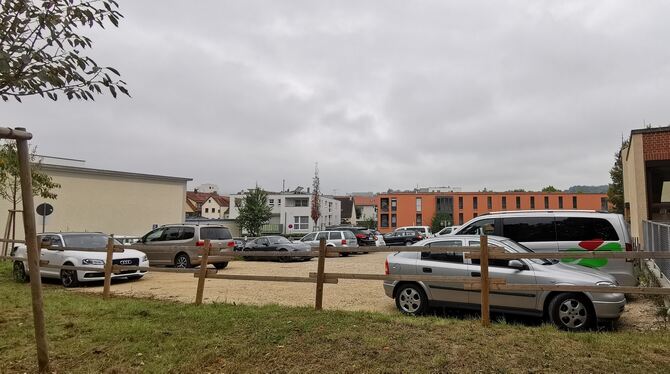 Wo einst das Haus Bröcker stand, parken jetzt Autos. Hier soll nach dem Wunsch der Stadt eine Sporthalle gebaut werden, allerdin Wo einst das Haus Bröcker stand, parken jetzt Autos. Hier soll nach dem Wunsch der Stadt eine Sporthalle gebaut werden, allerdin