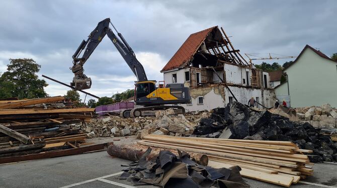 Maßarbeit: Der Bagger demontiert das Gebäude auf dem ehemaligen Schoell-Areal in Münsingen, wo nun ein neues Viertel für Wohnen