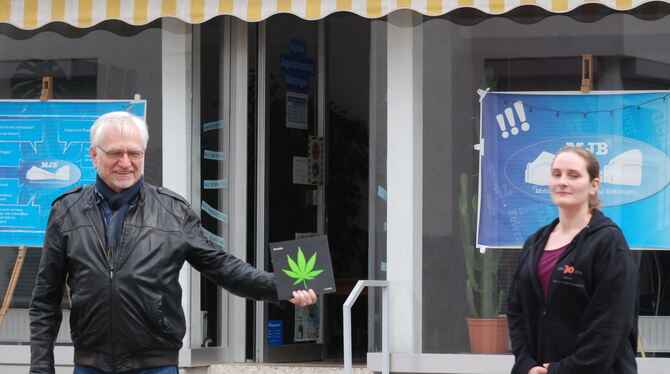 Patrick Differt und Katharina Huber, die Gesichter der Mobilen Jugendberatung Metzingen. Er ist Diplom-Sozialarbeiter, sie studi