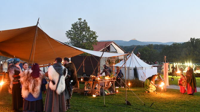 Römerfest, Hechingen, Freilichtmuseum Abendliches Markttreiben auf dem Gutshofgelände.