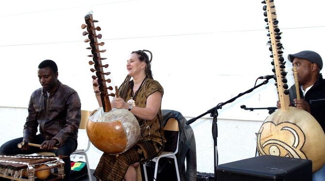 Die Tübinger Musikerin Ursula Branscheid erzählte »Afrikanische Märchen« und wurde von zwei Musikern begleitet.
