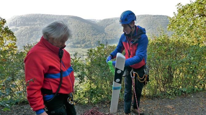 Markungsputzete in Pfullingen: Auch die Bergwacht hat mitgeholfen und dabei unter anderem einen Leitpfosten an einer Stelle gefu