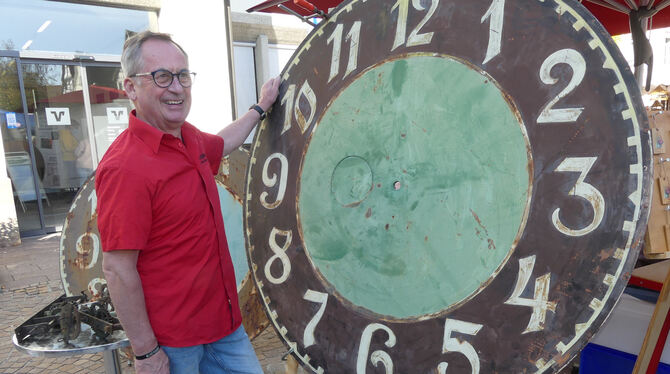 Rudi Wurster restauriert das ehemalige Uhrwerk der Uhlandschule.