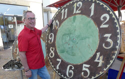 Rudi Wurster restauriert das ehemalige Uhrwerk der Uhlandschule. 