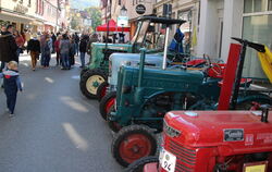 Die Wilhelmstraße in Bad Urach wurde zur Flaniermeile, für großes Interesse sorgten die Oldtimer-Traktoren. FOTOS: OECHNSER