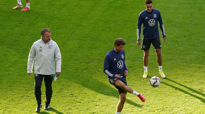 Hoch das Bein: Thomas Müller und Bayern-Teamkollege Jamal Musiala beim Abschlusstraining der Nationalmannschaft vor dem Spiel ge