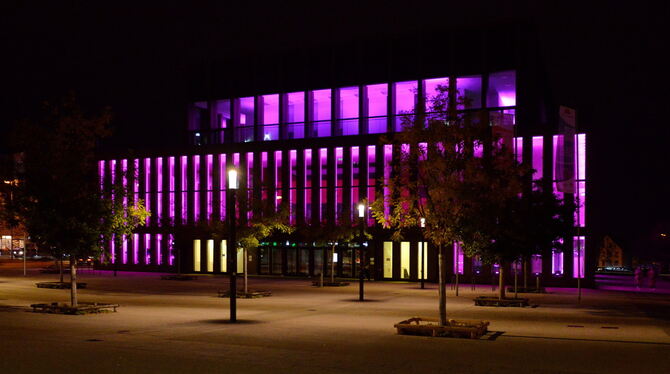 Die Stadthalle in Reutlingen leuchtet pink.