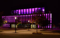Die Stadthalle in Reutlingen leuchtet pink.