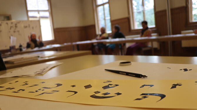 Wie man die 22 Buchstaben des hebräischen Alphabets schreibt, durften die Workshop-Teilnehmer selbst ausprobieren.  FOTO: BLOCHI