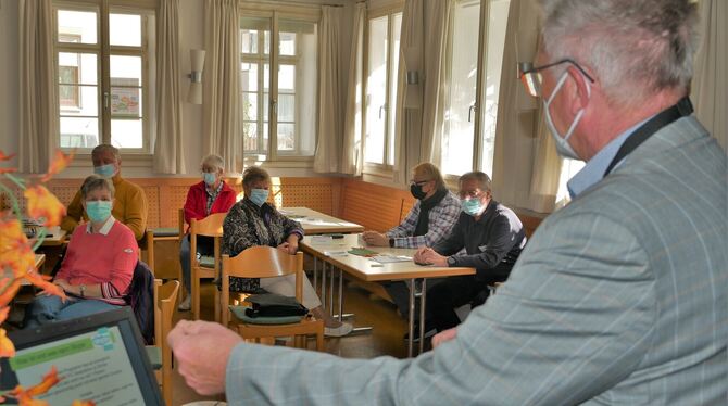 Unter anderem das Programm Skype wurde beim ersten Digitaltag im Metzinger Klosterhof näher beleuchtet.  FOTO: LEISTER