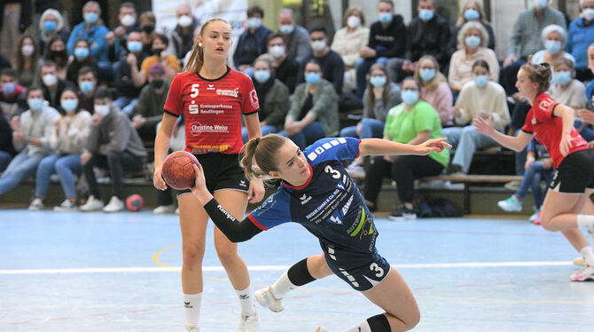 Zwei der torgefährlichsten Spielerinnen des Derbys: Franziska Leukert (SG Ober-/Unterhausen/vorn) erzielt sechs Tore, die Pfulli