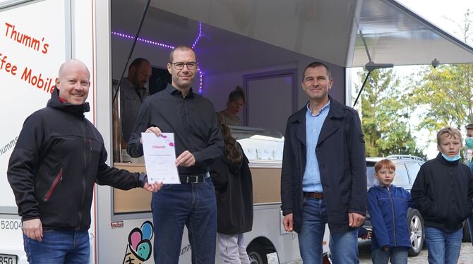 Radverkehr-Taskforce-Chef Philipp Riethmüller (links) überreicht den Leitern der Freien Evangelischen Schule, Stefan Creuzberge