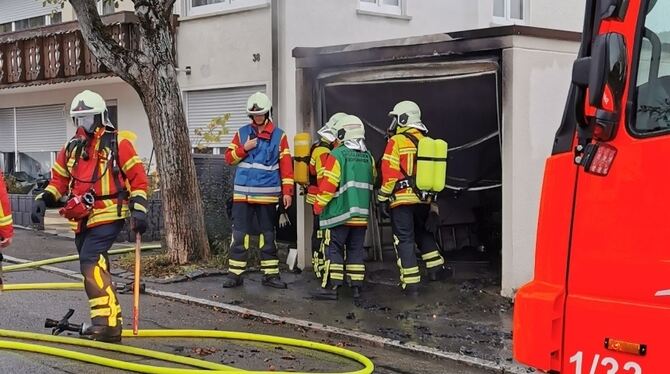 Die Feuerwehr hat das brennende E-Auto schnell gelöscht.