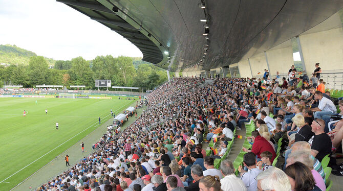 Erstmals werden Spieler der Young Boys Reutlingen am Sonntag im Stadion an der Kreuzeiche spielen.  FOTO: EIBNER