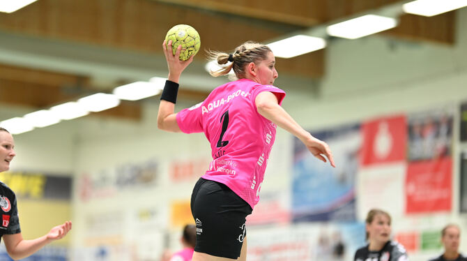 Entscheidet mit ihrem Siebenmeter die Partie: Metzingens Mannschaftsführerin Marlene Kalf.  FOTO: SCHLICKIS/EIBNER