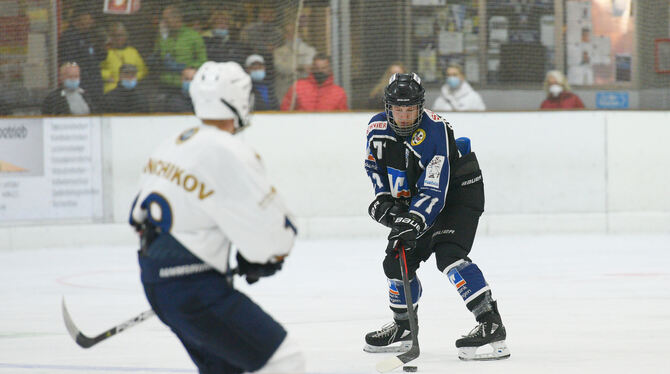 Torschütze der Black Eagles Reutlingen zum 5:0: Lukas Borchert. FOTO: BAUR Torschütze der Black Eagles Reutlingen zum 5:0: Lukas Borchert. FOTO: BAUR