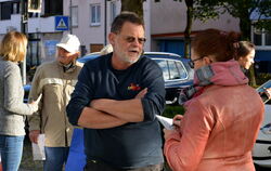 Wolfgang Grundewald (Mitte) lobt im Gespräch mit GEA-Redakteurin Cordula Fischer den Zusammenhalt und die gute Nachbarschaft in 