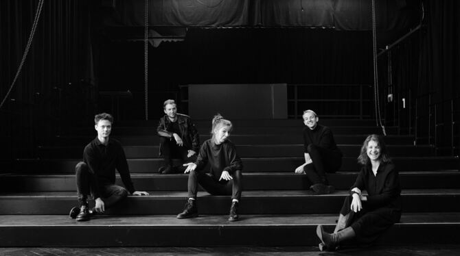 Regisseur Peer Mia Ripberger die Ensemblemitglieder im Zimmertheater Tübingen